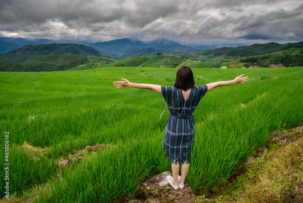 Φωτογραφία The scenery of a happy traveler in the native dress standing in a terraced rice field at Mae Chaem, Chiang Mai, Thailand