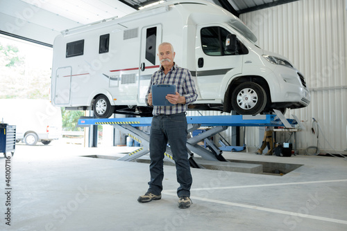 Photographie mechanic working on his campervan