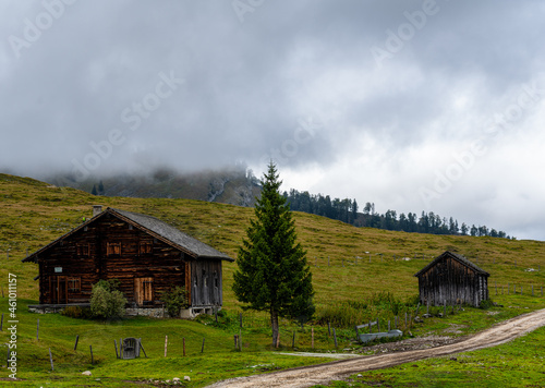 Postalm Berge Wiesen Dramatischer Himmel Wolken Gebirge Alpen Österreich Salzbuger Land Bäume Almhütte