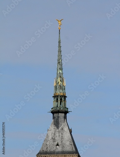 l'archange saint Michel au sommet de la flèche de l'abbaye