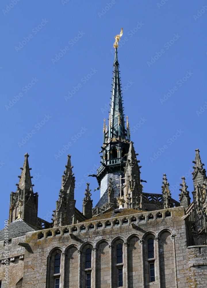détail du clocher de l'abbaye du mont saint Michel en Normandie