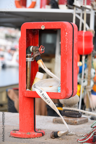 Fototapeta Naklejka Na Ścianę i Meble -  Feuerwehrschlauch im Hafen