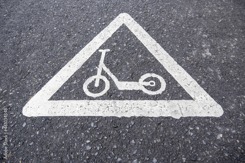 Scooter sign on the asphalt © esebene