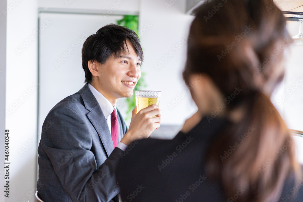デートでお酒を飲むビジネスマン デートでお酒を飲むビジネスマン