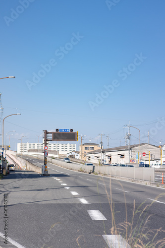 大阪市と松原市を結ぶ大和川に架かる行基大橋 © 大出正一