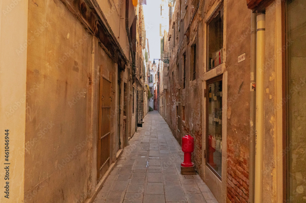 イタリア　ヴェネチアの古びた路地裏