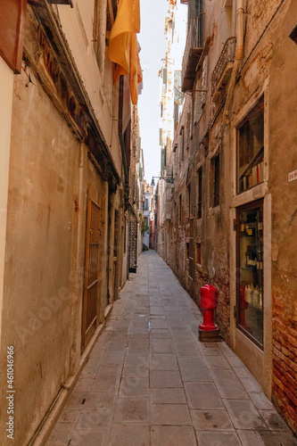 Fototapeta Naklejka Na Ścianę i Meble -  イタリア　ヴェネチアの古びた路地裏