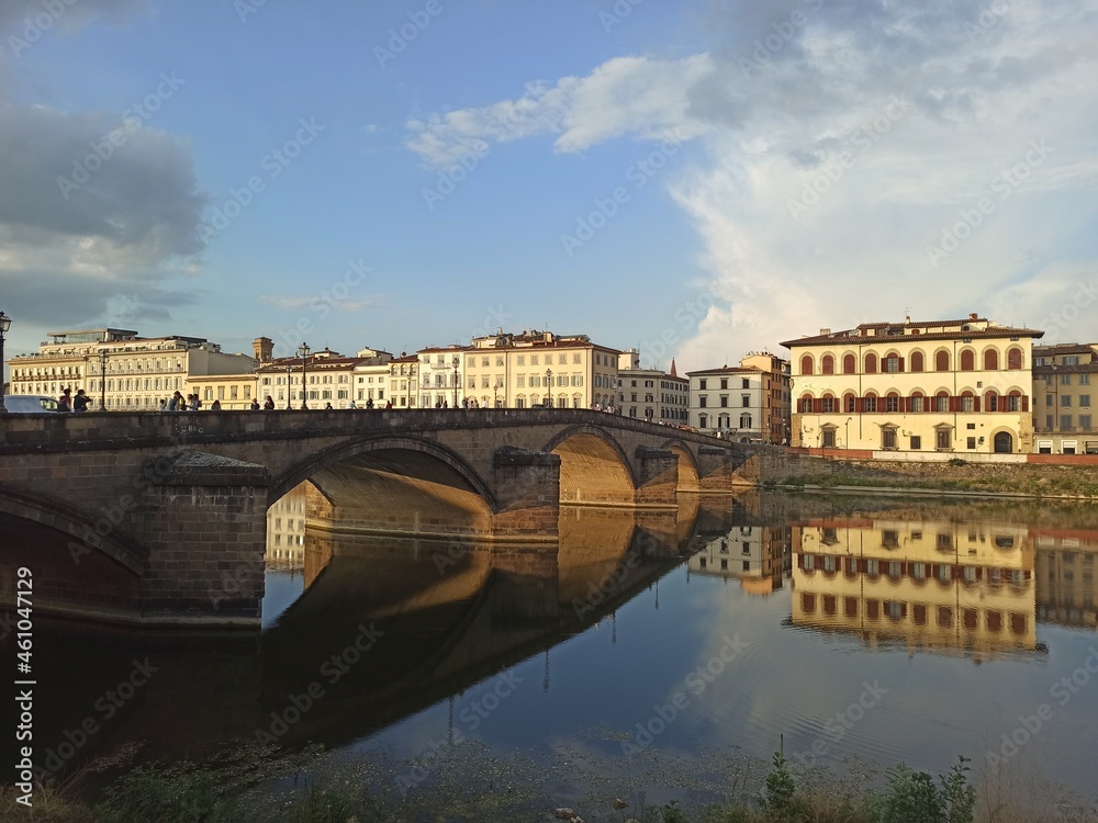 Italia, Toscana, la città di Firenze. Il ponte alla Carraia e il fiume Arno.