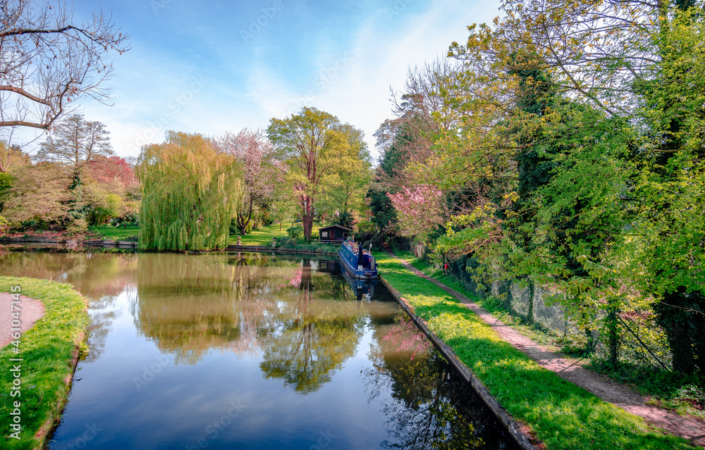 Φωτογραφία View of river Gade (part of Grand Union Canal), in Cassiobury Park, Watford, Hertfordshire, England