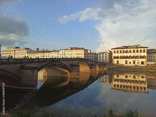 Italia, Toscana, la città di Firenze. Il ponte alla Carraia e il fiume Arno. photo