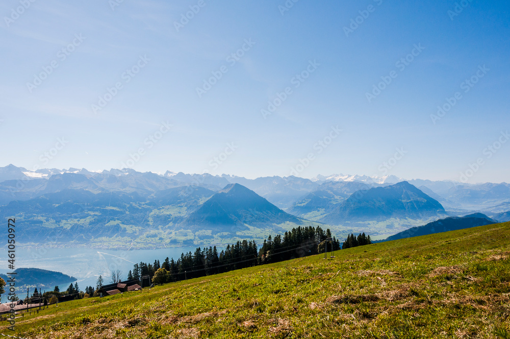 Obraz premium Rigi, Rigi Kulm, Vierwaldstättersee, Aussicht, Stanserhorn, Buochserhorn, Berner Alpen, Eiger, Mönch, Jungfrau, Berner Oberland, Wanderweg, Sommer, Schweiz