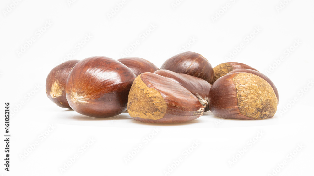 Obraz premium chestnuts isolated on white background