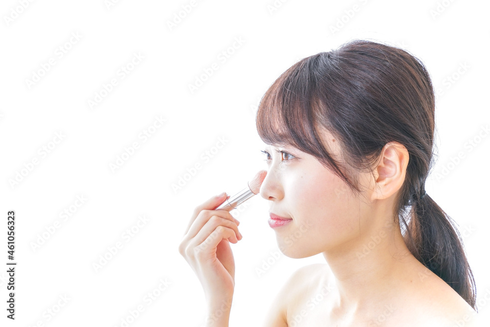 お化粧をする女性 お化粧をする女性