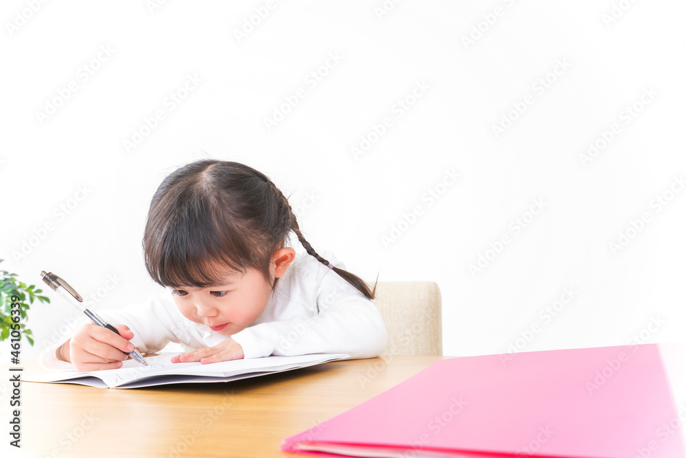 ひとりで勉強をする子ども