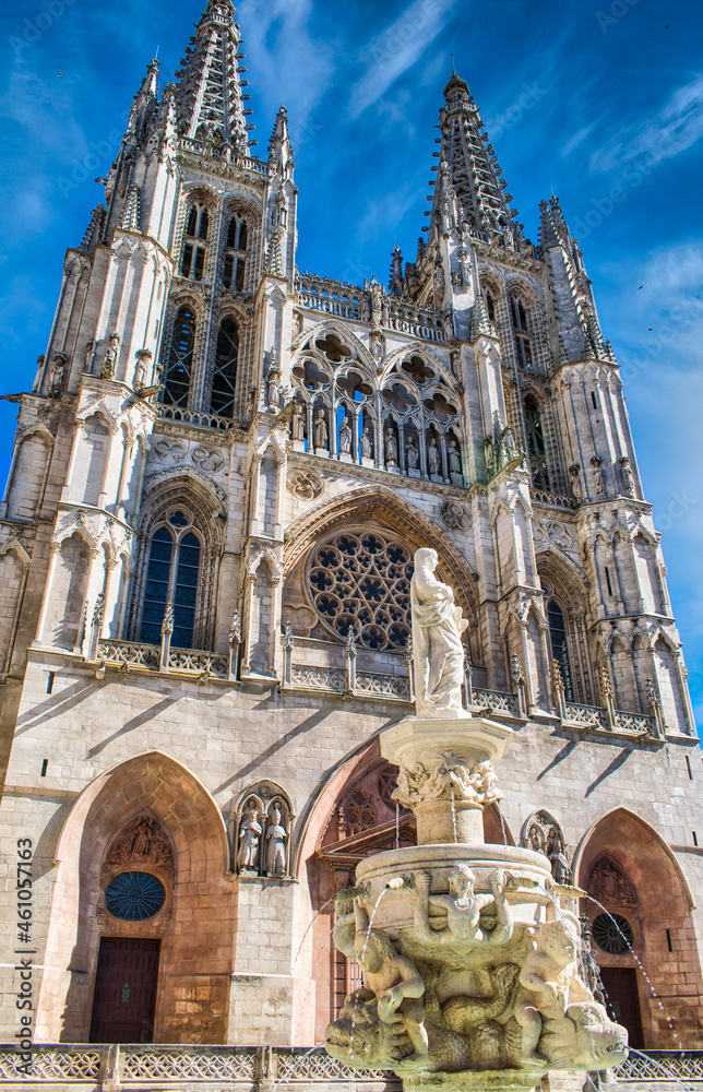 Fototapeta premium Fuente y fachada principal catedral gótica de Burgos vista desde la plaza de Santa María, España