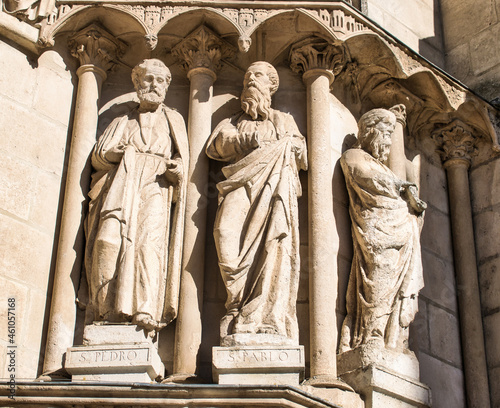 Fotografia Jambas laterales puerta del Sarmental con estatuas de San Pedro y San Pablo en l
