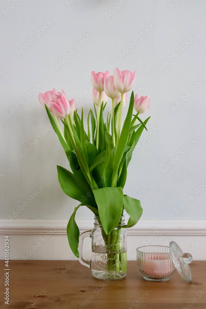 Bouquet di tulipani rosa e candela