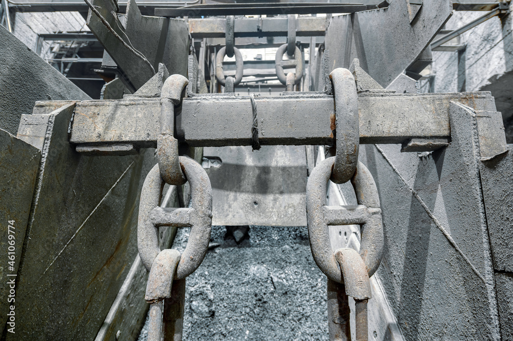 Metal ore vibrating conveyor, heavy duty steel plates and large chains Metal ore vibrating conveyor, heavy duty steel plates and large chains