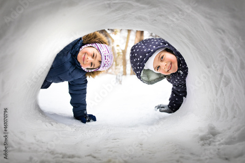 Obraz na płótnie Little children playing in snowing house in winter w salonie