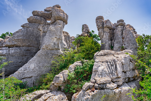 Paisaje kárstico del Torcal de Antequera de piedra caliza erosionada un día soleado con cielo azul desde Málaga, Andalucía, España.