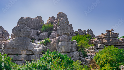 Paisaje kárstico del Torcal de Antequera de piedra caliza erosionada un día soleado con cielo azul desde Málaga, Andalucía, España.