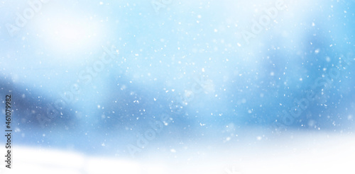 Unscharfer Verschneiter Hintergrund mit Schneeflocken