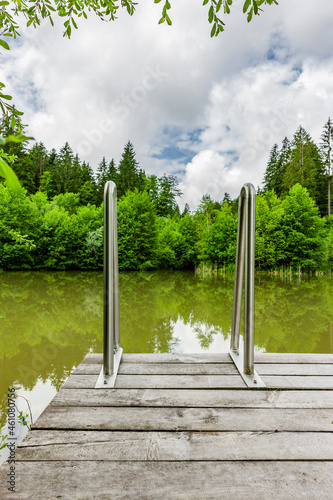 Badesteg an einem Waldsee