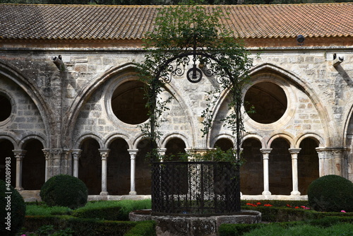 Cloître à l'Abbaye de Fontfroide, France