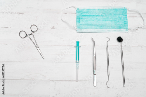 Instrumental medico, dentista para la saludo y revisión de las personal, sobre mesa blanca con matices negros photo