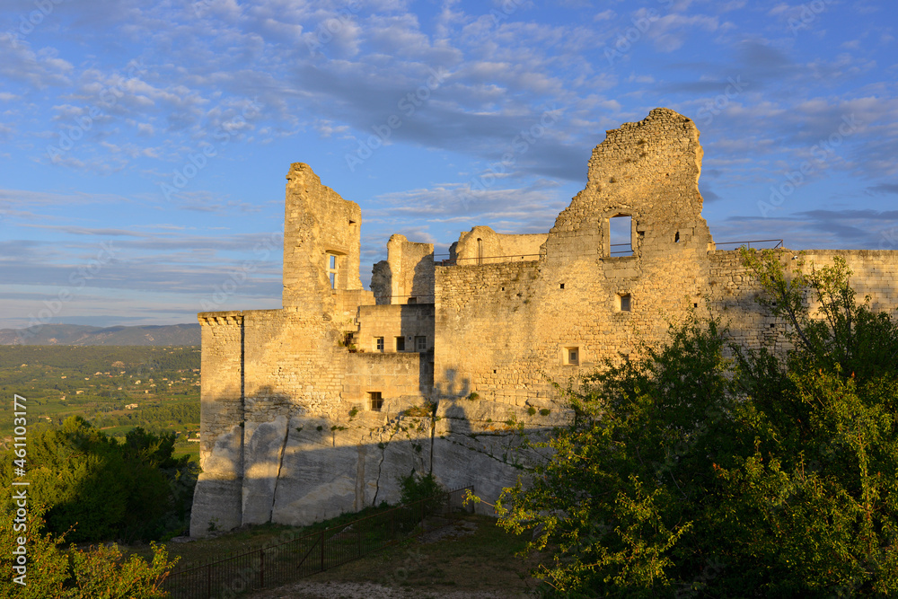 Obraz premium Les ruines du château de Sade (11è siècle) du village Lacoste (84480) sous le soleil couchant, département du Vaucluse en région Provence-Alpes-Côte-d'Azur, France