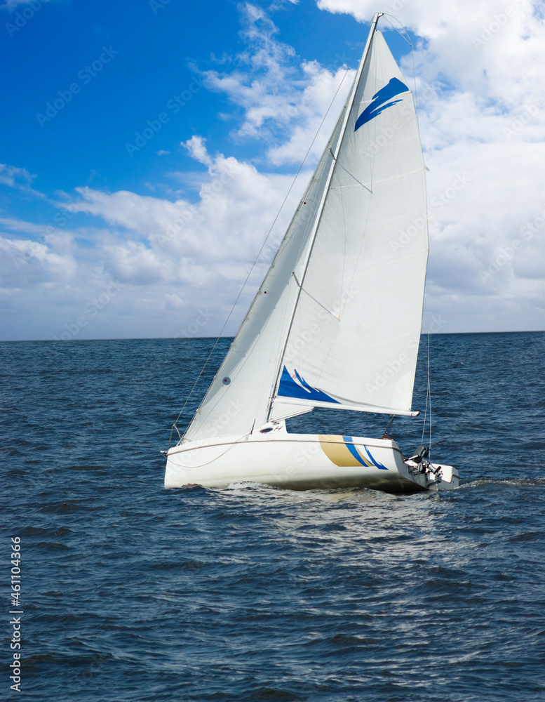 Naklejka premium white yacht in deep sea
