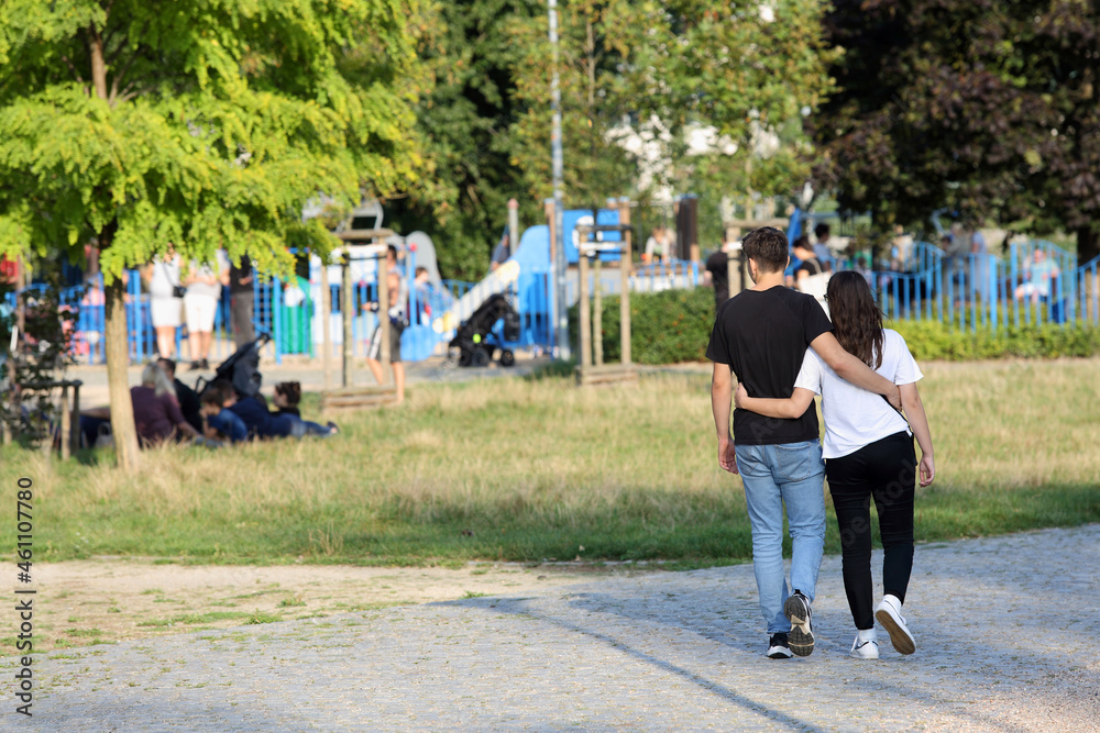 Para młodych ludzie, kobieta i mężczyzna spaceruje deptakiem, chodnikiem we Wrocławiu.	 - obrazy, fototapety, plakaty 