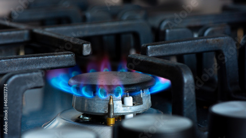 Gaz brûlant avec des flammes bleues sur le brûleur d'une cuisinière à gaz. Concept d'empreinte carbone et de prix du gaz naturel sur le marché photo