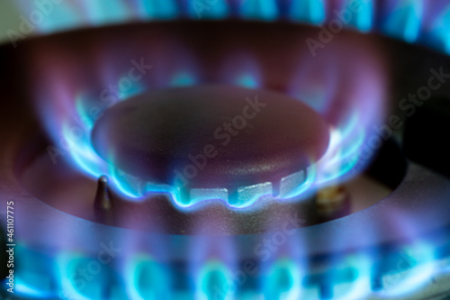 Gaz brûlant avec des flammes bleues sur le brûleur d'une cuisinière à gaz. Concept d'empreinte carbone et de prix du gaz naturel sur le marché