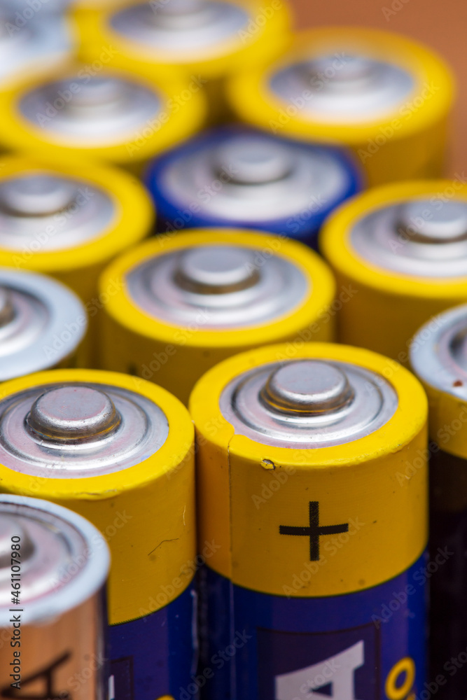 Nombreuses piles électriques AA usagées, alignées debout et vue de dessus. Concepts de dépense d'énergie et de recyclage des batteries Nombreuses piles électriques AA usagées, alignées debout et vue de dessus. Concepts de dépense d'énergie et de recyclage des batteries