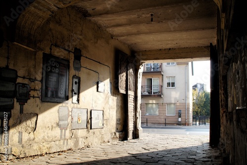 Foto partially sunlit gate in an old, abandoned tenement house in Plock