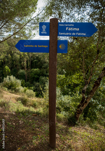 Placa de sinalização a indicar os caminhos de peregrinação a Santiago de Compostela e de Fátima. photo