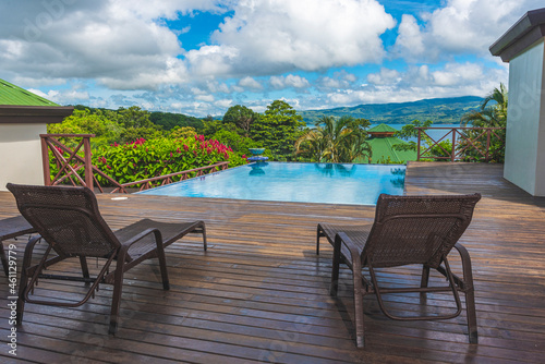 Hermoso paisaje desde la terraza de una villa con piscina en un día soleado 