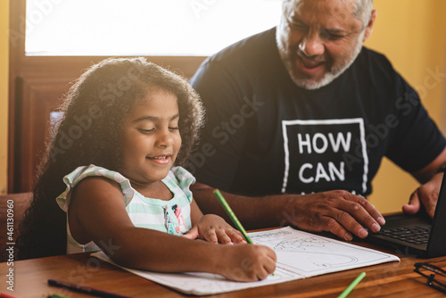 Bild auf Leinwand padre e hija sentados haciendo tareas muy felices y disfrutando juntos