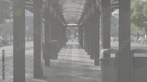 estación de autobuses argentina con transito de personas y colectivos en capital 
