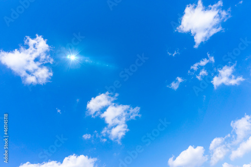 青いグラデーションが美しい大空と雲と太陽光の背景素材_n_10