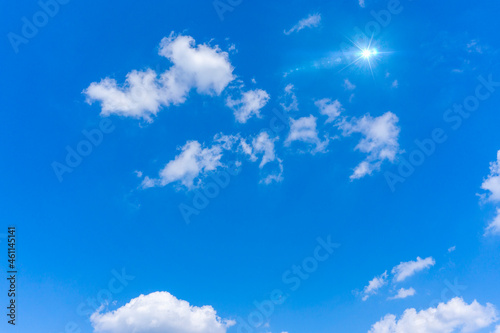青いグラデーションが美しい大空と雲と太陽光の背景素材_n_12 © koni film