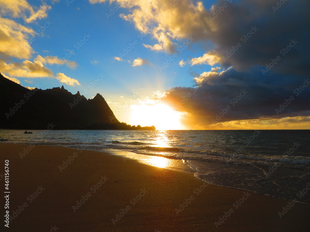 Fototapeta premium Beautiful sunset in Hawaii by ocean