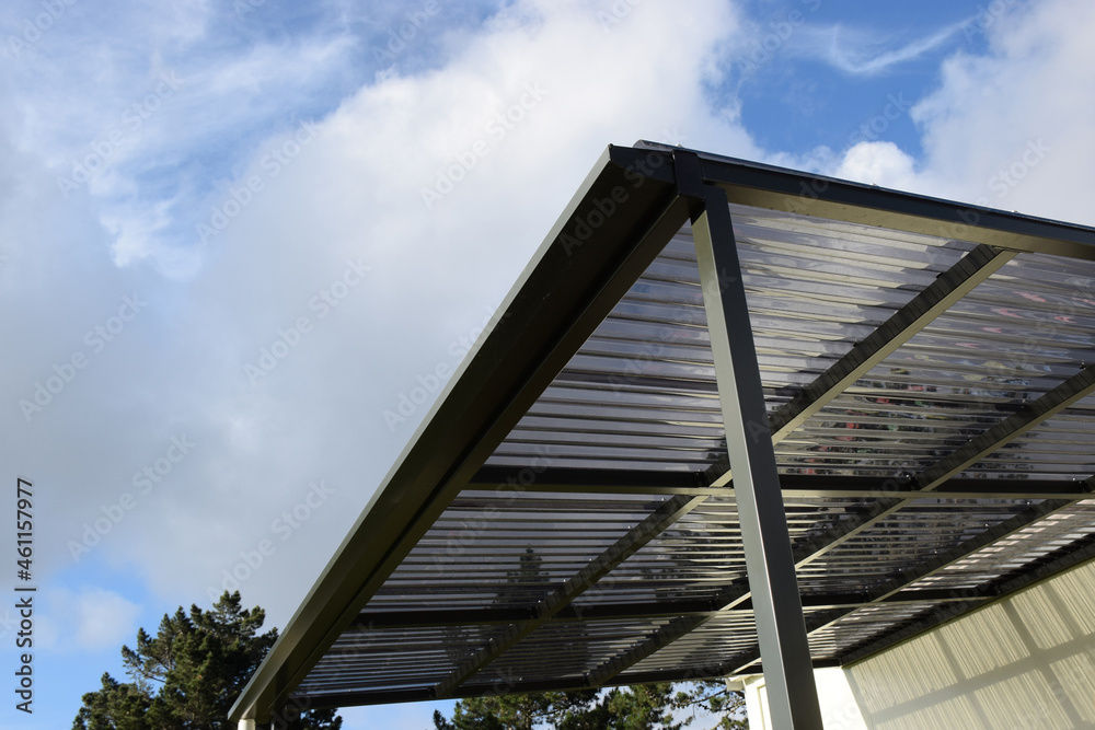 Obraz premium A light lean-to style carport providing weather shelter