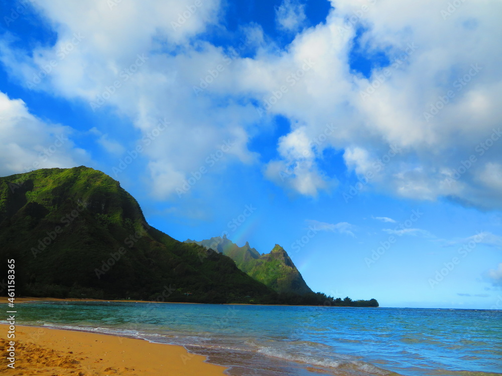 Naklejka premium Beautiful sunset in Hawaii by ocean