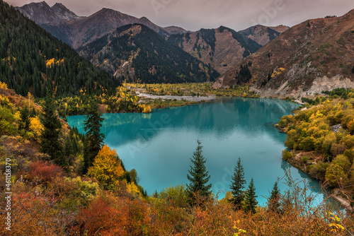 Fototapeta Naklejka Na Ścianę i Meble -  Autumn mountain lake