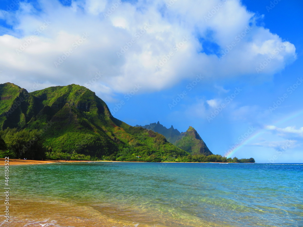 Fototapeta premium Beautiful sunset in Hawaii by ocean