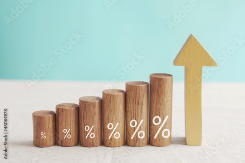 Carta da parati Wooden blocks with percentage sign and arrow up, financial growth, interest rate