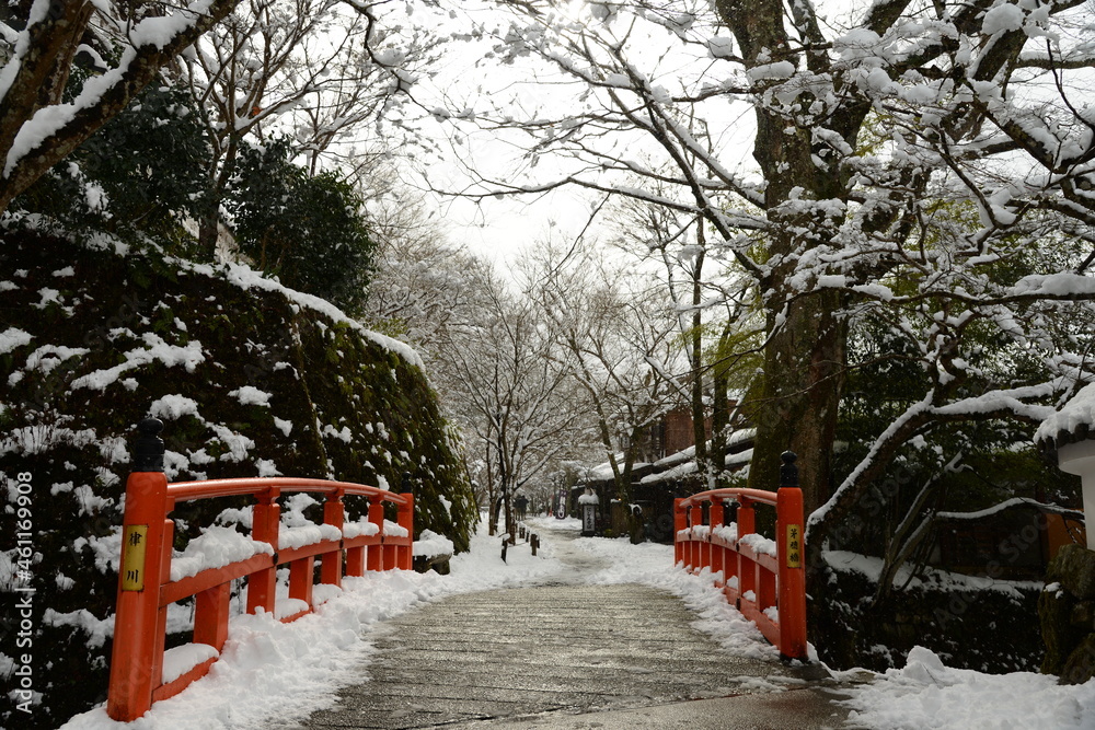 Naklejka premium 雪の大原三千院の参道です。