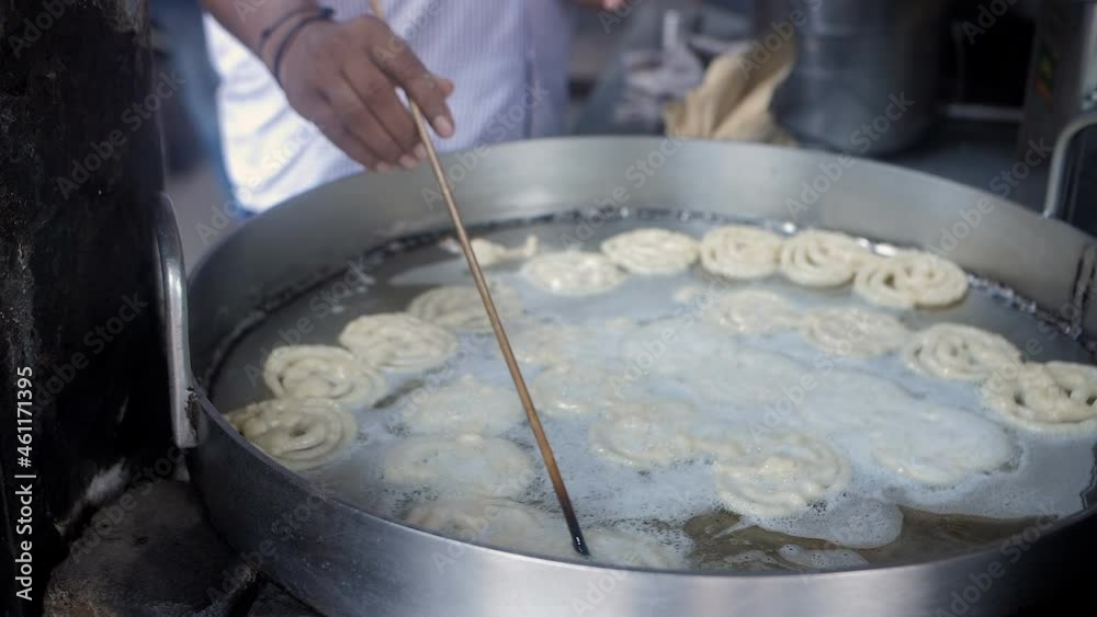 Stockvideo A traditional Indian sweet Jalebi being fried in Desi Ghee